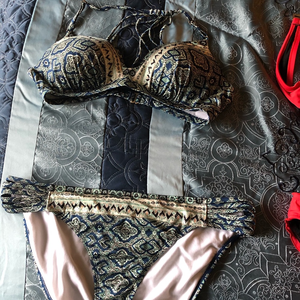 Athleta bikini L top, XL bottom